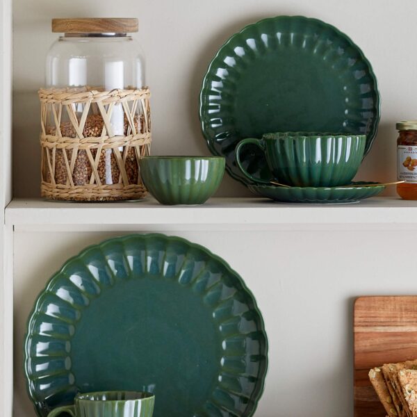 Tass koos alustassiga Latina