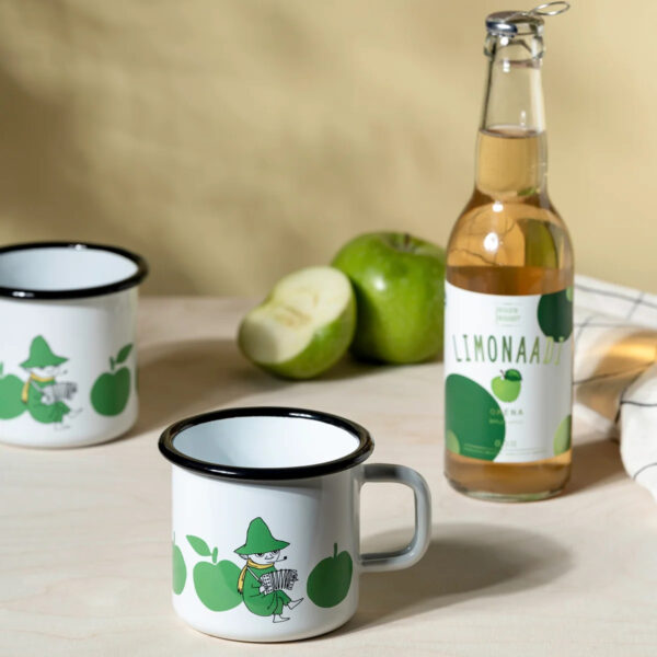 Muumi-emailkruus-Joyful-Apples-37dl_1726-037-03__setting_